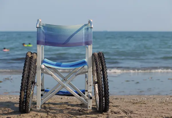 Cadeira de rodas para se deslocar na areia da praia — Fotografia de Stock