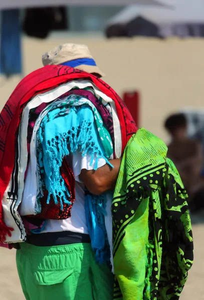 Vendedor ambulante de telas y fundas en la playa en verano —  Fotos de Stock