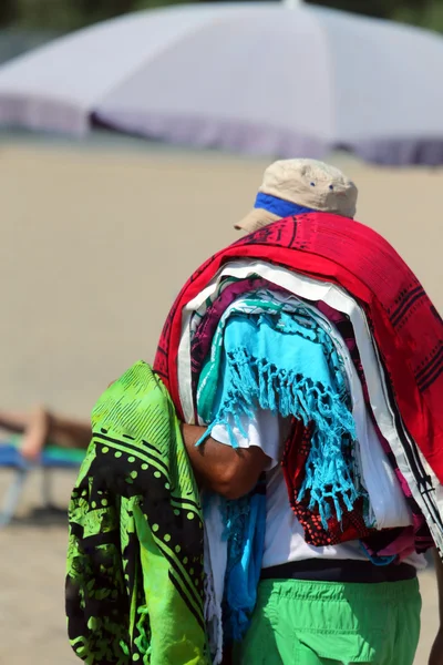 Африканський торговець тканинами і чохлів на пляжі — стокове фото