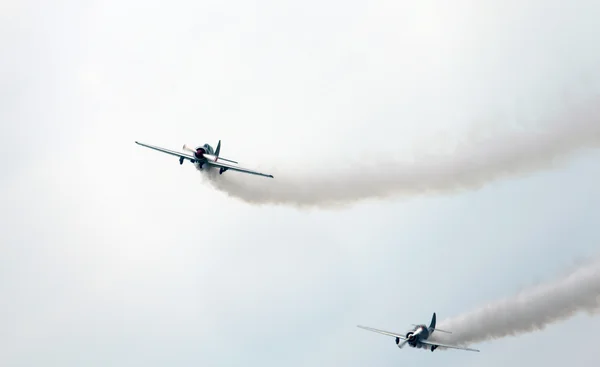 Тьене, Виченца - Италия. 26th July, 2015: Two aircraft perform am — стоковое фото