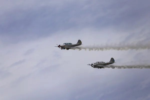 Thiene, Vicenza - Italia. 26 de julio de 2015: Dos aviones realizan un —  Fotos de Stock