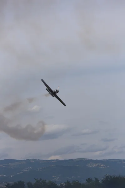 Thiene, Vicenza - Italia. 26 de julio de 2015: humo del avión — Foto de Stock