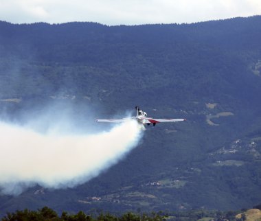 duman akrobatik manevraları sırasında bir uçaktan iz