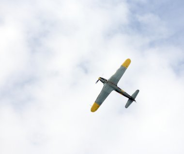 gökyüzü ve cesur stunts yapar büyük uçak uçar