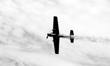 Koyu duman ile tarihi savaş uçağı