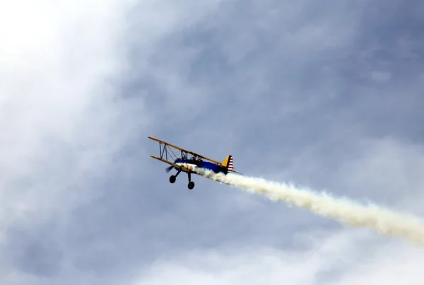 Smoke from a plane during acrobatic manoeuvres — Stock Photo, Image