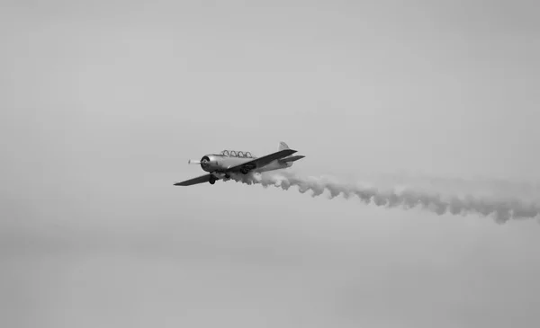 Aviones con humo oscuro del motor —  Fotos de Stock