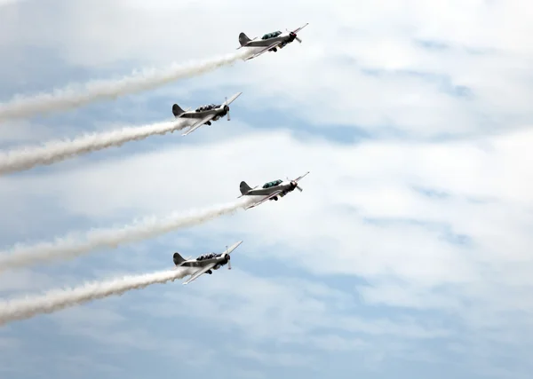 Aviones con humo oscuro del motor —  Fotos de Stock