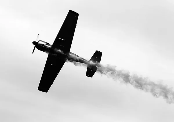 Flygplan med mörk rök från motorn — Stockfoto