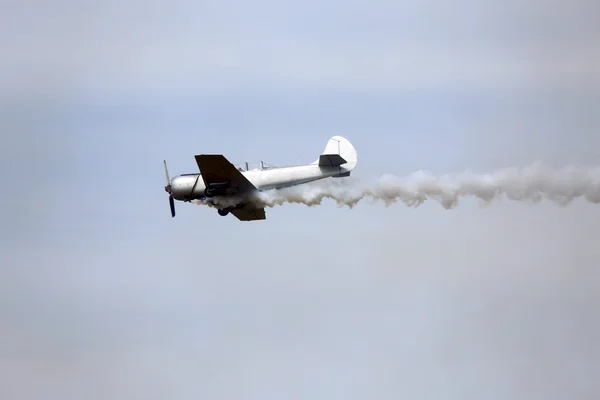 Flygplan med mörk rök från motorn — Stockfoto