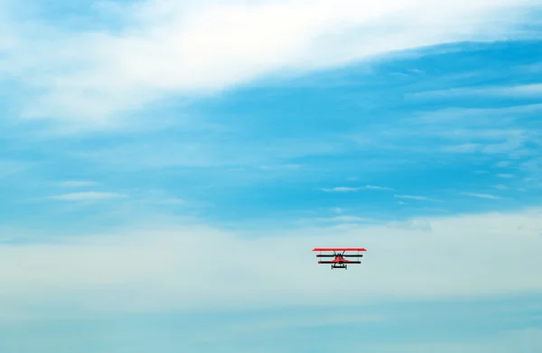 푸른 하늘에서 빨간 triplane 파리 — 스톡 사진