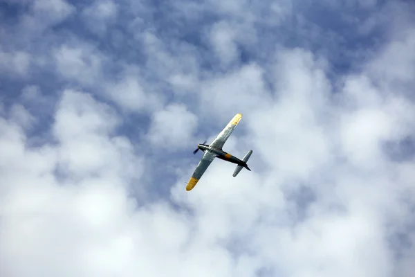 Avión vuela en el cielo y hace acrobacias audaces increíbles — Foto de Stock