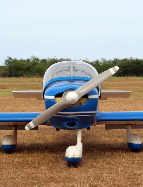 Leichtflugzeug am Flughafen mit großem Propeller — Stockfoto