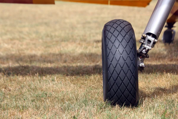 Большое колесо легкого самолета в аэропорту — стоковое фото