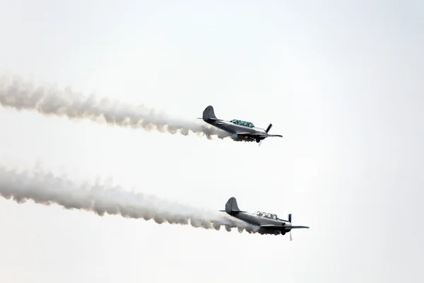 Aircraft with dark smoke from the engine — Stock Photo, Image