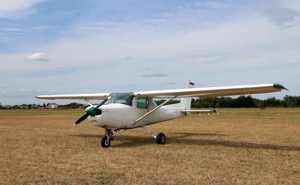 Aeronave leve no aeroporto com hélice — Fotografia de Stock