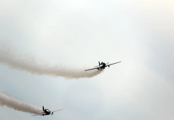Самолет с темным дымом от двигателя — стоковое фото
