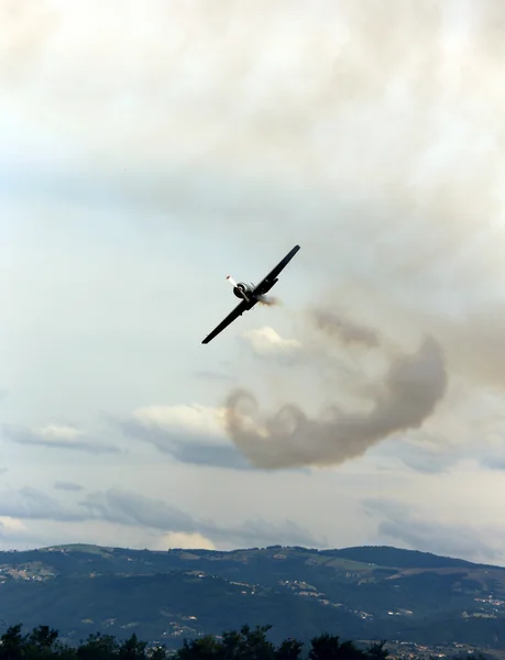 Aeronaves com fumaça escura do motor — Fotografia de Stock