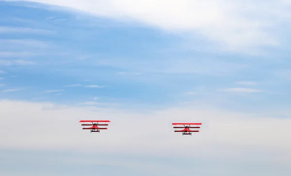 Antigos triplanos vermelhos voam no céu azul — Fotografia de Stock