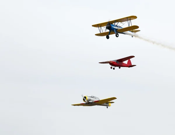 Três aviões durante manobras acrobáticas — Fotografia de Stock