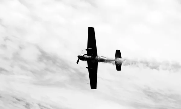 Avión de guerra histórico con humo oscuro —  Fotos de Stock