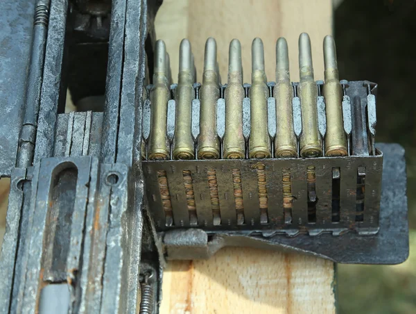 Кулемет з кулями під час військових навчань — стокове фото