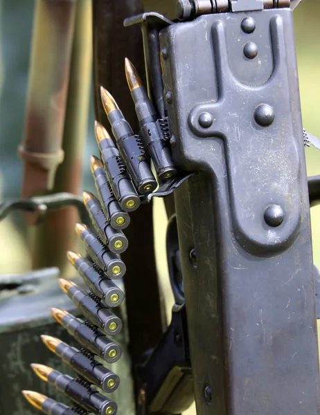 Maschinengewehr mit Streifenkugeln und Munition — Stockfoto