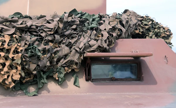 Caminhão militar com engrenagem de camuflagem para missões de guerra — Fotografia de Stock