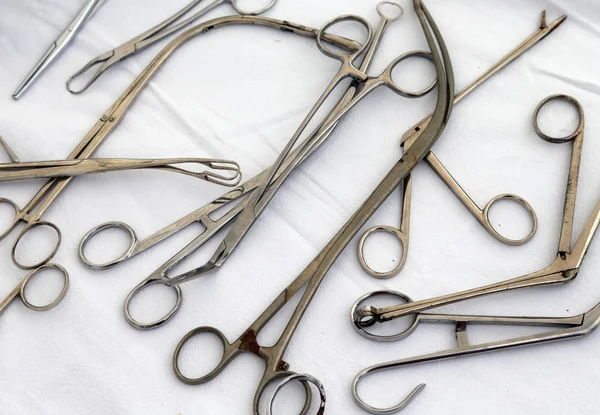 Pinces rouillées ciseaux et autres instruments médicaux anciens — Photo