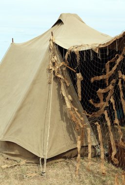 askeri eğitim kampı çadırda kamuflaj