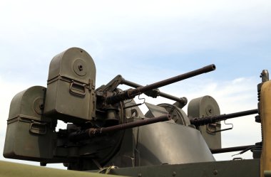 Çatıda sırasında ölümcül bir makineli tüfek ile askeri kamyon 