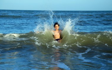 cesur çocuk çırpıntılı deniz dalgaları almıştı