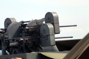 Çatıda ölümcül bir makineli tüfek ile askeri kamyon