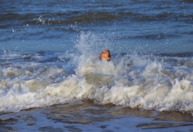 çocuk almıştı dalgalı denizin dalgaları üzerinde