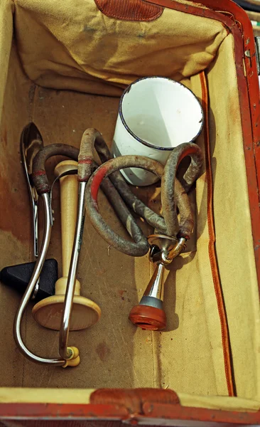 Mala médica com instrumentos médicos antigos — Fotografia de Stock