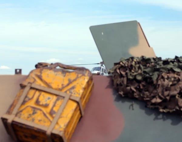 Tanque de gasolina amarelo de um caminhão militar durante uma operação de t — Fotografia de Stock