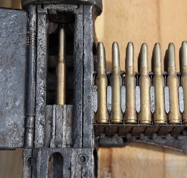 Töltő sok egy gépfegyvert golyók — Stock Fotó