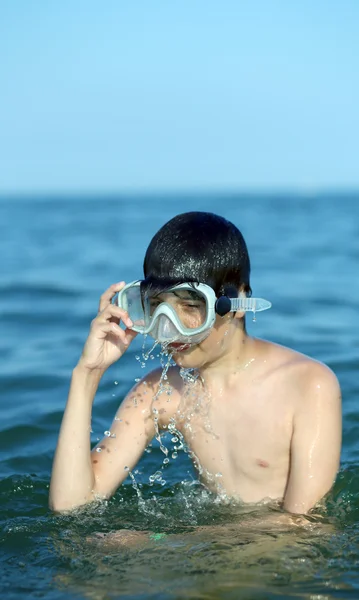 Kind zwemt in de zee met de duikbril — Stockfoto