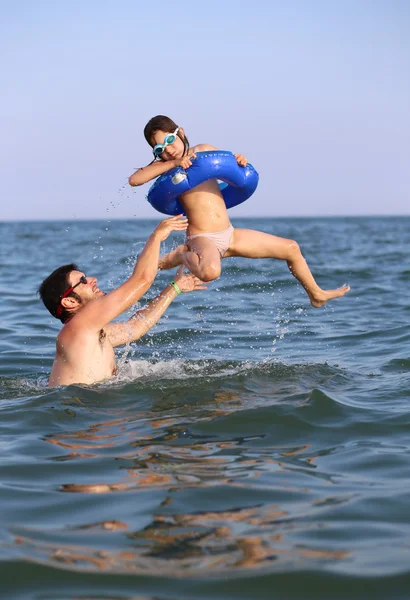 Père joue avec sa fille dans la mer — Photo