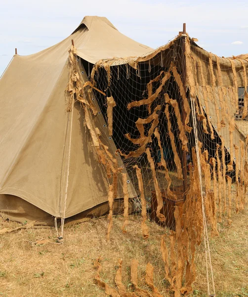 Camouflage militaire tent in het kamp van opleiding van leger werven — Stockfoto