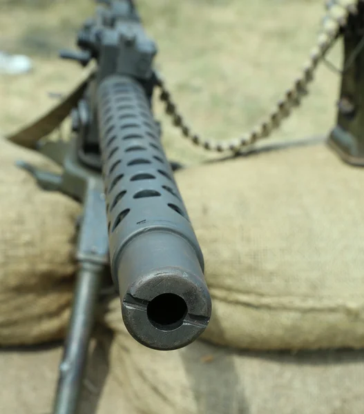 Machine gun med kulor över sandsäckar i skyttegravskrig oss — Stockfoto