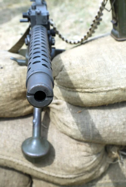 Кулемет з кулями над мішками для піску в траншеї війни — стокове фото