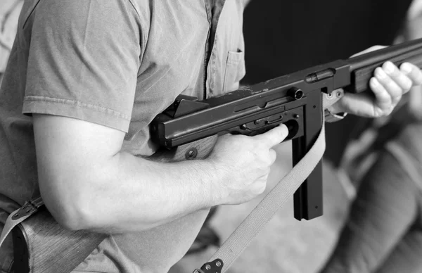Katona egyenruhát egy submachine fegyvert a kezében — Stock Fotó