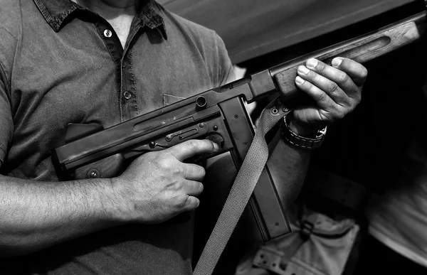 Солдат у формі з пістолетом-кулеметом — стокове фото
