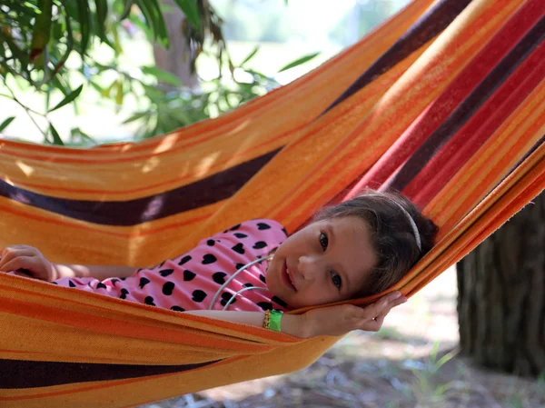 Bonita niña descansando en la hamaca en el jardín — Foto de Stock