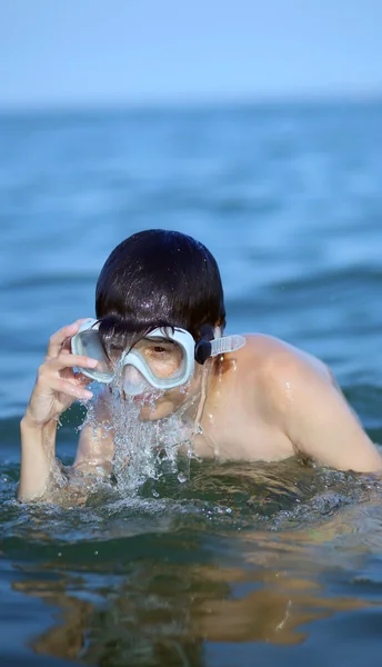 Niño pequeño nada en el mar con la máscara de buceo —  Fotos de Stock