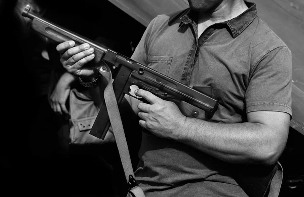 Soldado de uniforme com uma arma na mão no campo de treino — Fotografia de Stock