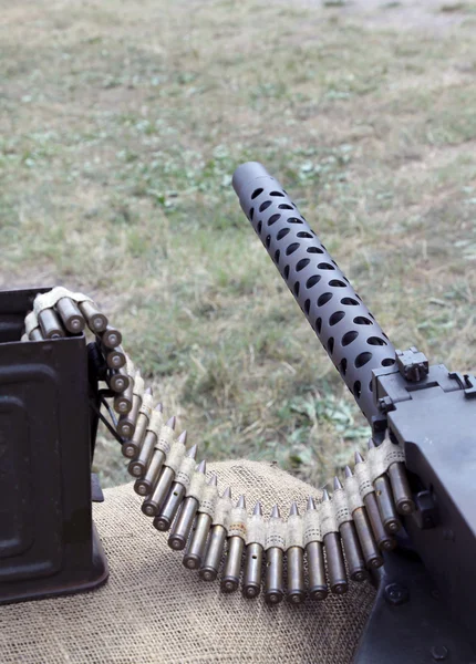 Machine gun met munitie over de zandzakken — Stockfoto