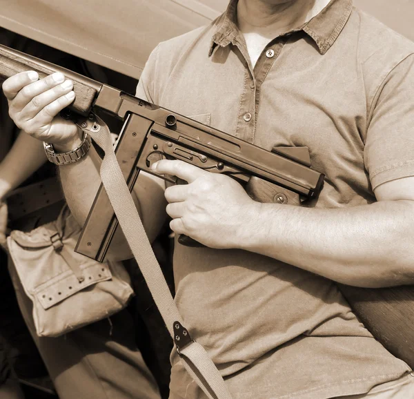 Soldado de uniforme con un arma en la mano en el campo de entrenamiento — Foto de Stock