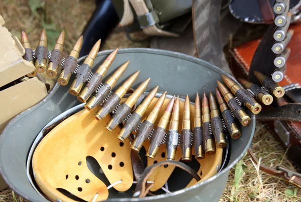 Capacete de uniforme de soldado com balas no acampamento do exército durante um — Fotografia de Stock